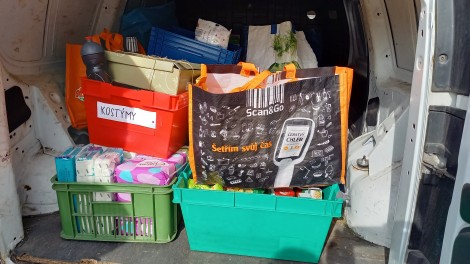 Pondělí: Potraviny, drogerie a další věci z prvního dne sbírky – naložené v autě Charity.